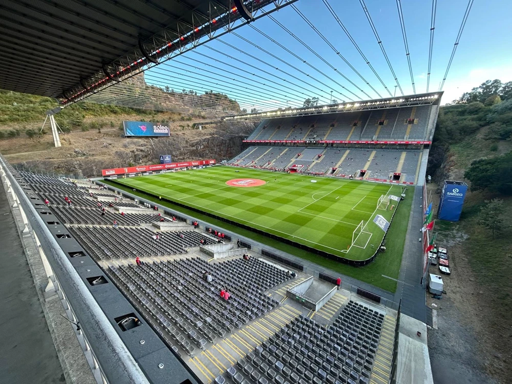 Groundhopping Portugal – Das einzigartige Felsenstadion in Braga Das berühmte Estádio Municipal de Braga, das direkt in eine ehemalige Steinbruch-Felswand hineingebaut wurde. Ein architektonisches Highlight jeder Fußballreise nach Portugal.